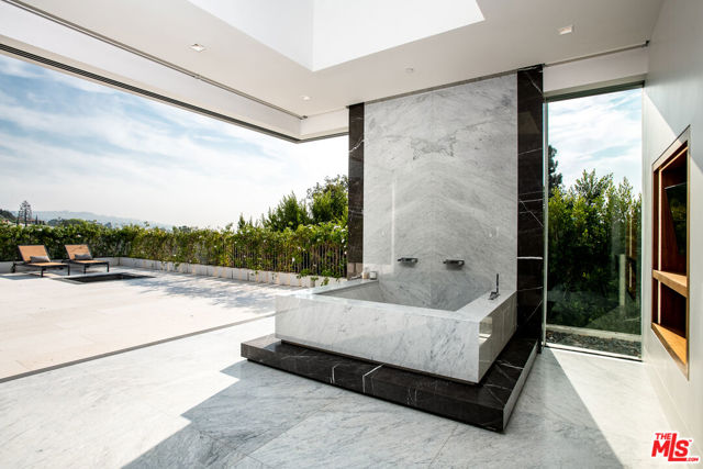 642 Perugia Way, Los Angeles CA: https://media.crmls.org/mediaz/e0877510-cd59-47e1-bf03-6a8bf3b0721b.jpg