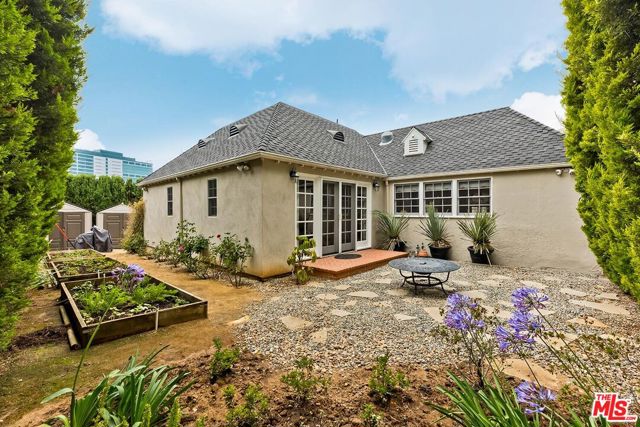 10798 Weyburn Avenue, Los Angeles CA: https://media.crmls.org/mediaz/e087e7c0-4aff-4152-b078-840da67aa9cc.jpg