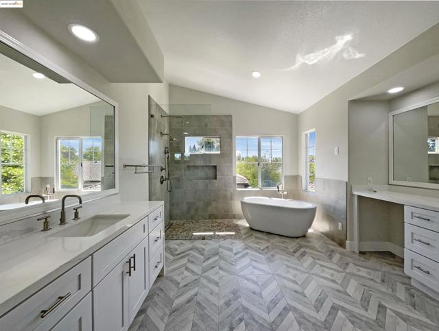5214 Pavilion Ct, Fairfield CA: https://media.crmls.org/mediaz/e088842f-a89c-45df-b7b2-fe79bcbfde64.jpg