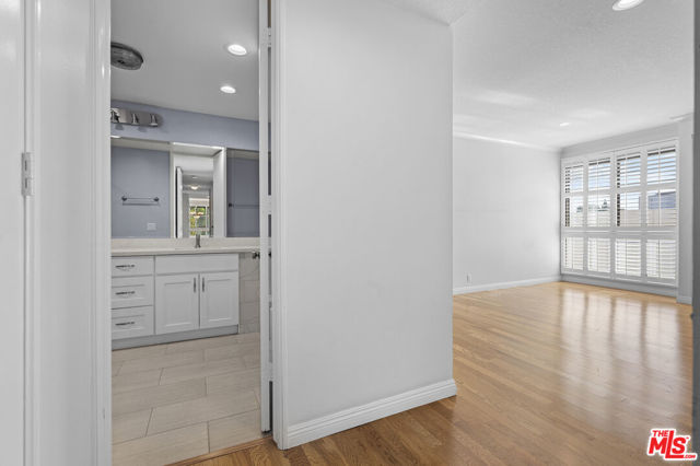 4477 Wilshire Boulevard, Los Angeles CA: https://media.crmls.org/mediaz/e0898f91-4fdb-41f1-bbc1-41853ef47dab.jpg