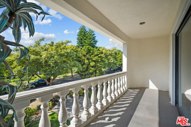 941 Yale Street, Santa Monica CA: https://media.crmls.org/mediaz/e08a6d54-bb1f-4e57-9eda-dae709e3616d.jpg