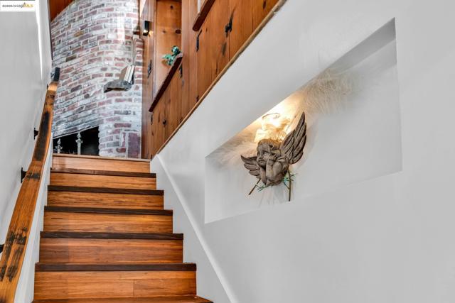 6141 Merriewood Dr, Oakland CA: https://media.crmls.org/mediaz/e08b1167-1a17-4fc1-ae28-e841aa086adc.jpg