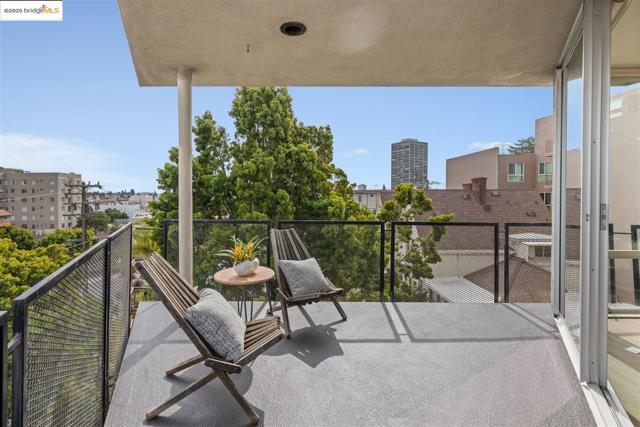 383 Staten Ave, Oakland CA: https://media.crmls.org/mediaz/e08b4e7a-4dfe-4da7-98eb-4dab1ee7ae98.jpg