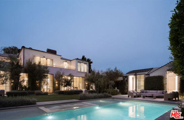 127 S Burlingame Avenue, Los Angeles CA: https://media.crmls.org/mediaz/e08bd821-9b76-472f-91cd-ad9736543df1.jpg