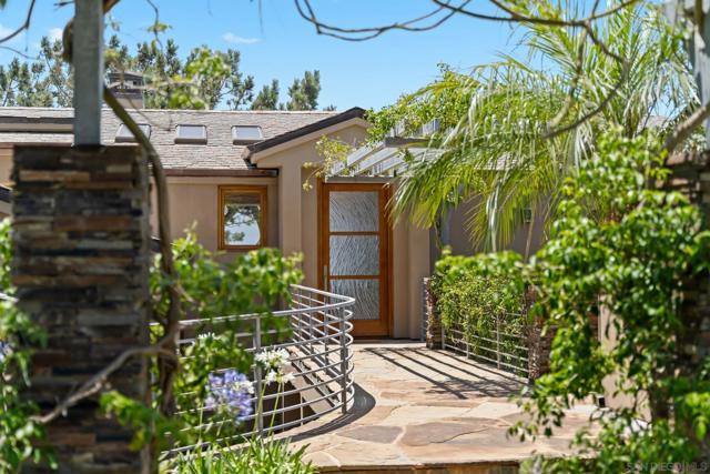 354 Ocean View Ave, Del Mar CA: https://media.crmls.org/mediaz/e08c8990-db76-4325-afbc-faff7579ac4f.jpg