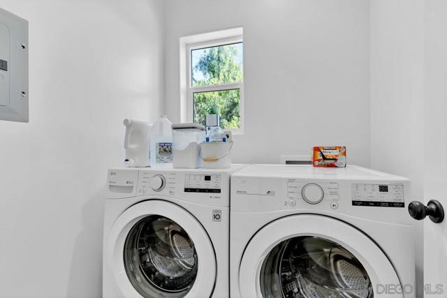 130 Scenic Dr, El Cajon CA: https://media.crmls.org/mediaz/e08cbc3a-0577-42ae-b77f-d8e7082dd7bf.jpg
