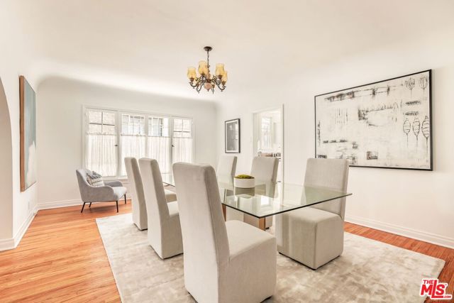 842 S Sycamore Avenue, Los Angeles CA: https://media.crmls.org/mediaz/e08cc9a4-d10e-4c44-84ca-f283ab75ee45.jpg