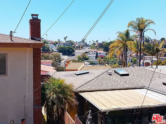 8352 Zitola Terrace, Playa del Rey CA: https://media.crmls.org/mediaz/e08d5ef3-ac91-4fa7-a49b-b9723cd5a63e.jpg