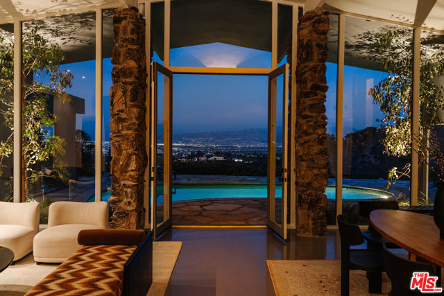 8559 Edwin Drive, Los Angeles CA: https://media.crmls.org/mediaz/e08da8f7-2569-46ff-9ed8-31ce879437cf.jpg