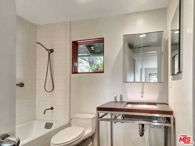 16959 Dulce Ynez Lane, Pacific Palisades CA: https://media.crmls.org/mediaz/e08df256-63d6-4289-a289-47ee117c0f24.jpg