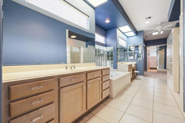 78586 Kensington Avenue, Palm Desert CA: https://media.crmls.org/mediaz/e08eea1c-088f-4501-b291-5b5d62eb9789.jpg