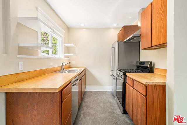 839 Milwood Avenue, Venice CA: https://media.crmls.org/mediaz/e08f1107-fcbc-4f69-a38b-101272d0af53.jpg