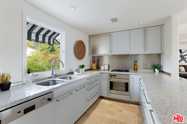 6240 Mulholland Highway, Los Angeles CA: https://media.crmls.org/mediaz/e08f14c2-18be-431c-8dc6-5030e47f7217.jpg