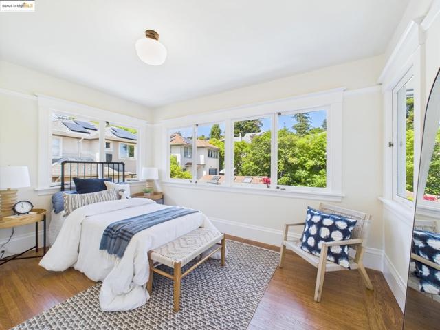 5920 Ivanhoe Rd, Oakland CA: https://media.crmls.org/mediaz/e08f76dd-1d64-49f6-996f-15c042c0c0ac.jpg