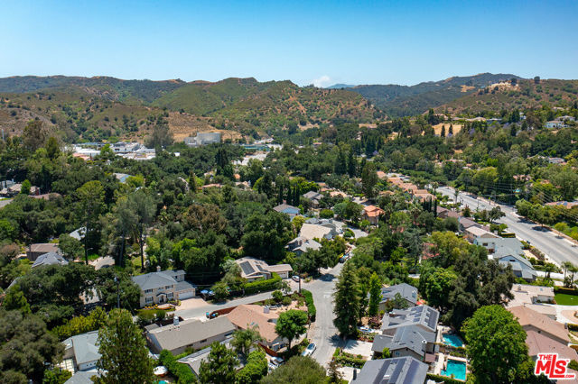 23040 Blue Bird Drive, Calabasas CA: https://media.crmls.org/mediaz/e090591e-812f-4a91-8f51-ec4c20d7fb62.jpg