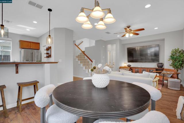 218 Ladybug Ln, Martinez CA: https://media.crmls.org/mediaz/e090d787-0a34-4156-a07f-642134598ef1.jpg