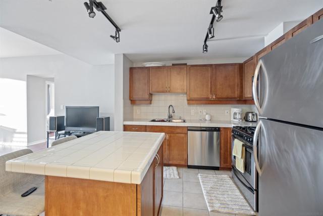 1240 India St, San Diego CA: https://media.crmls.org/mediaz/e0927d8a-26d9-4ecc-b31b-e51b10ade336.jpg