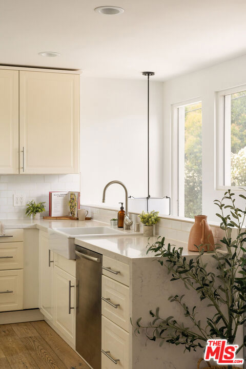 12366 Laurel Terrace Drive, Studio City CA: https://media.crmls.org/mediaz/e092847d-5eaa-4b58-adfe-243d58937450.jpg