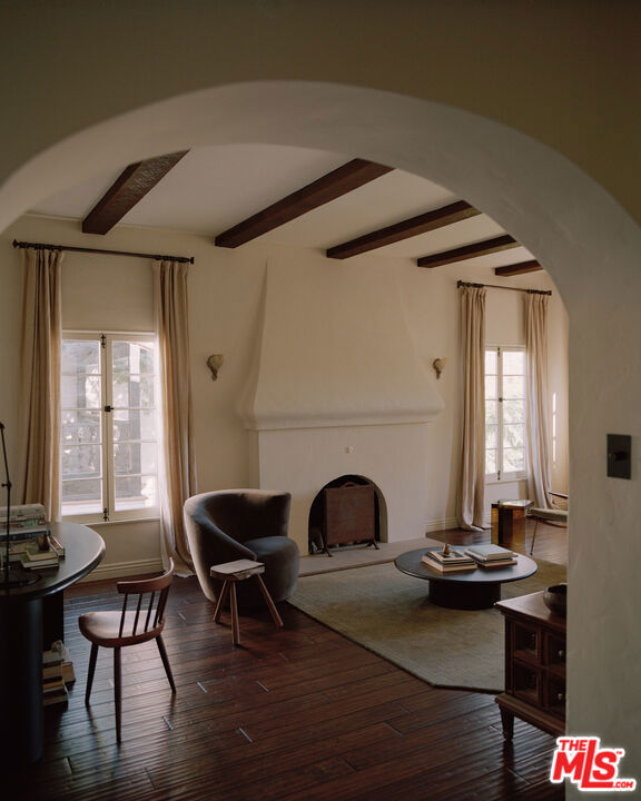 337 N Croft Avenue, Los Angeles CA: https://media.crmls.org/mediaz/e0934720-4c6e-496b-b627-6fbb6d1ccfe8.jpg