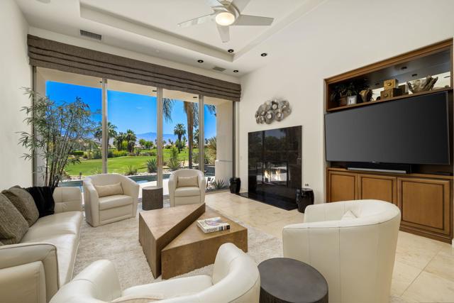 945 Hawk Hill Trail, Palm Desert CA: https://media.crmls.org/mediaz/e0950dd8-acf1-43c9-8094-a2df4b6fa47f.jpg