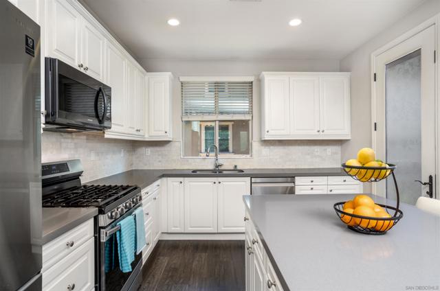 16206 Veridian Cir, San Diego CA: https://media.crmls.org/mediaz/e09662fd-b9a9-4973-813d-8ec713076941.jpg