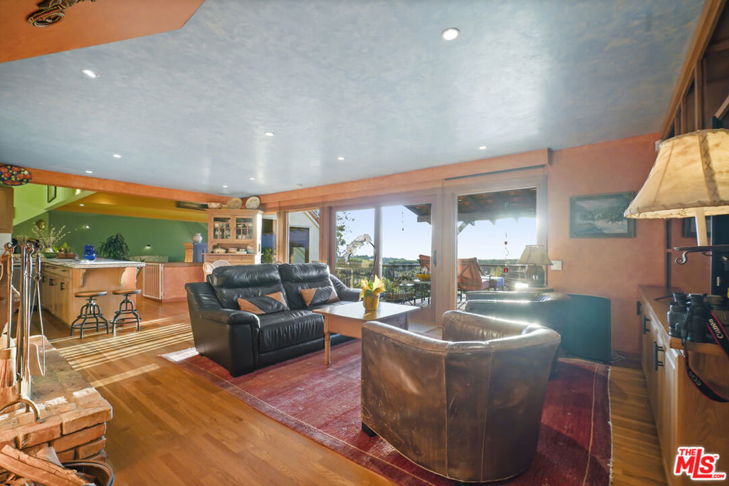 https://media.crmls.org/mediaz/e09671c1-9efb-4f05-a4c0-ca2fe567b46d.jpg?preset=X-Large