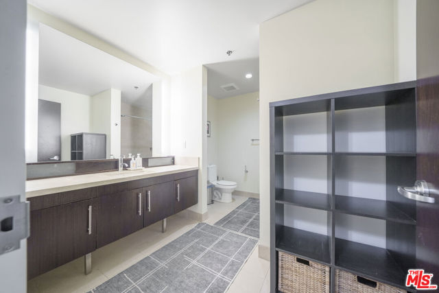 1100 S Hope Street, Los Angeles CA: https://media.crmls.org/mediaz/e09698fe-fa51-4057-84df-84443298ba9d.jpg