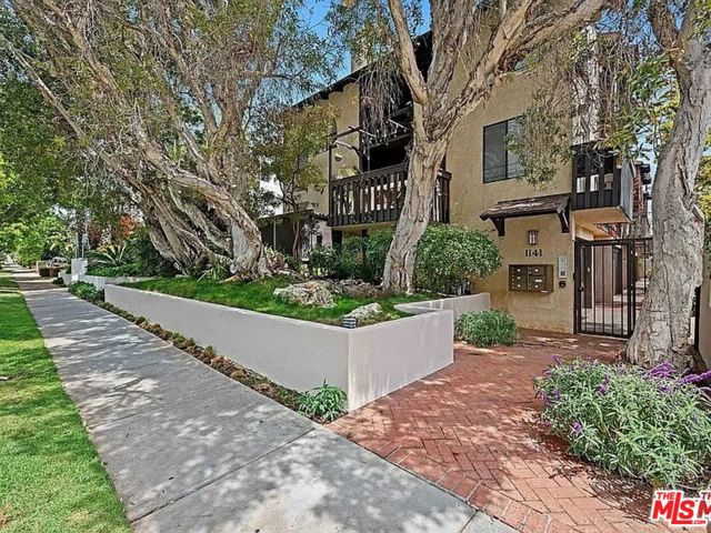 1141 17th Street, Santa Monica CA: https://media.crmls.org/mediaz/e0971b97-669c-41af-be19-cc11ab154510.jpg