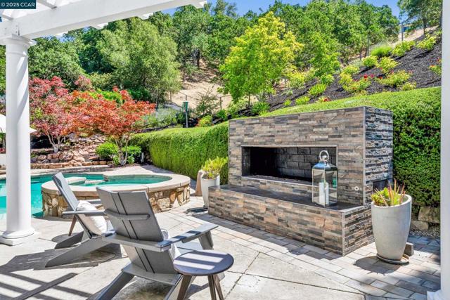 529 Justin Morgan Dr, Alamo CA: https://media.crmls.org/mediaz/e0980b32-93a2-4a18-9c10-45a16953c773.jpg