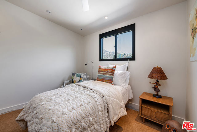 3000 Cornwall Drive, Glendale CA: https://media.crmls.org/mediaz/e09893e3-a2c6-406e-803e-69e9f9b8ce39.jpg