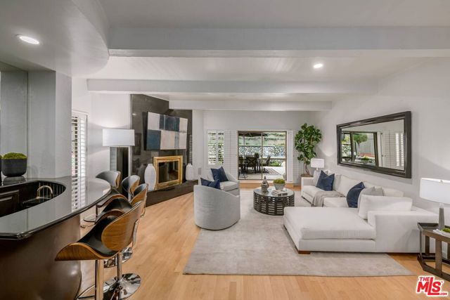 17765 Camino De Yatasto, Pacific Palisades CA: https://media.crmls.org/mediaz/e098ff85-4d13-48f9-ae3c-a0362c61e744.jpg