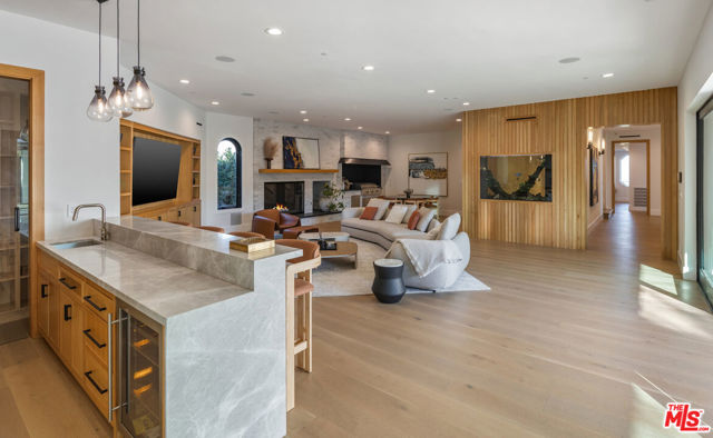 7052 Dume Drive, Malibu CA: https://media.crmls.org/mediaz/e0997ea4-fcda-4bf6-aee6-fd8d9471be60.jpg