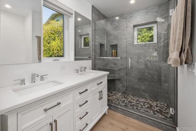 Detail Gallery Image 27 of 30 For 555 Amphitheatre, Del Mar,  CA 92014 - 4 Beds | 3/1 Baths