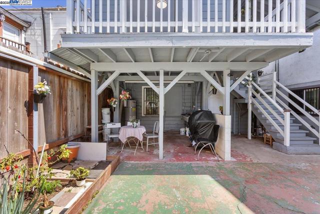 1539 International Blvd, Oakland CA: https://media.crmls.org/mediaz/e09a9ce7-0cf0-49ad-b24c-946459782e0f.jpg