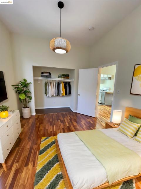 861 20Th St, Oakland CA: https://media.crmls.org/mediaz/e09be9c0-14b5-47c6-88e6-94def5d2930d.jpg