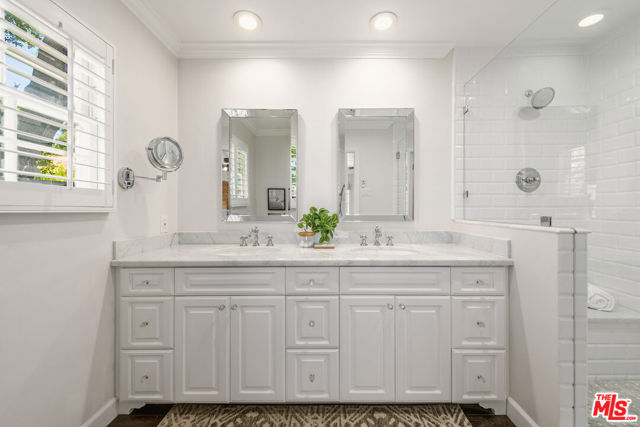 3856 Hayvenhurst Avenue, Encino CA: https://media.crmls.org/mediaz/e09c8b5a-bf20-42d4-9876-70ccf21d044f.jpg