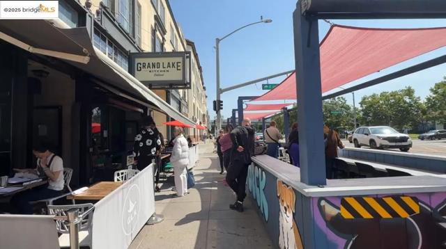 1830 Lakeshore Ave, Oakland CA: https://media.crmls.org/mediaz/e09da26f-4ed1-42f4-868d-8e9653ae8229.jpg