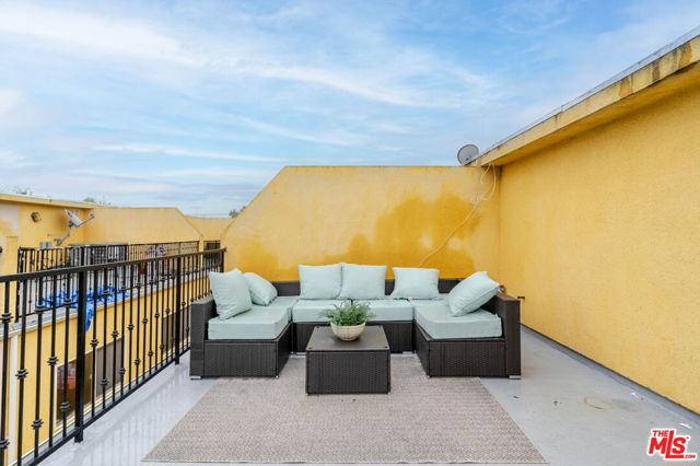 5521 Kester Avenue, Sherman Oaks CA: https://media.crmls.org/mediaz/e09eb6ec-ca00-4831-b3c7-eb2c084e6962.jpg