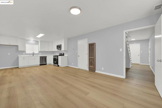 2524 Parker Ave, Oakland CA: https://media.crmls.org/mediaz/e09f109f-6ffe-4a3f-b92e-def316b57c83.jpg