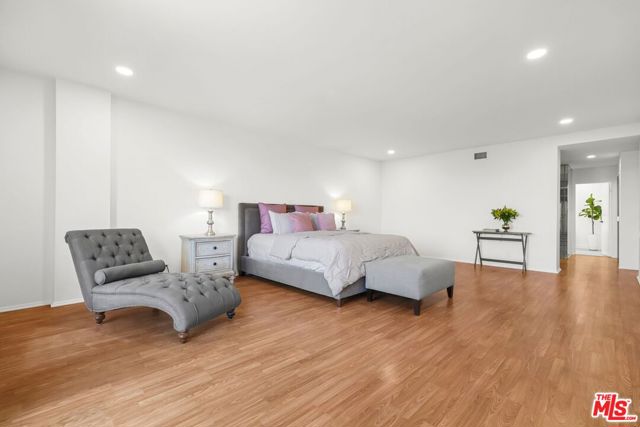 339 N Palm Drive, Beverly Hills CA: https://media.crmls.org/mediaz/e09f27ce-d45b-484a-a22e-655f91869274.jpg
