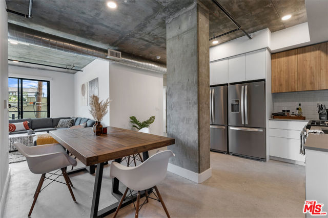 3800 Mentone Avenue, Culver City CA: https://media.crmls.org/mediaz/e09fc813-f0a1-4389-946b-943a7535859c.jpg