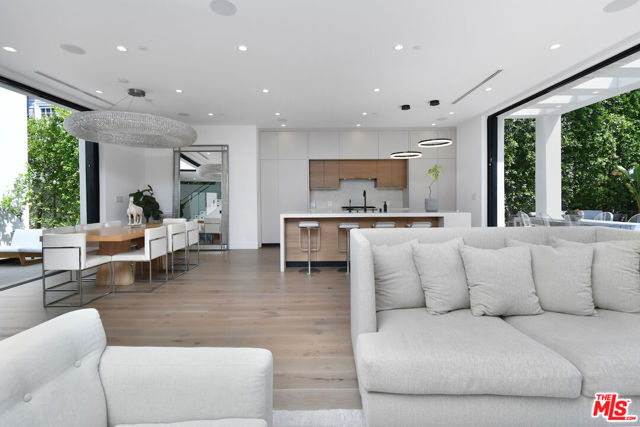 5316 Lennox, Sherman Oaks CA: https://media.crmls.org/mediaz/e0a02951-a45a-4c8a-97a6-bdc6052045c5.jpg