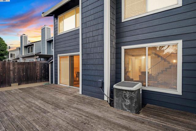 117 Pelican Loop, Pittsburg CA: https://media.crmls.org/mediaz/e0a052fe-aed6-450e-9c26-171333862727.jpg