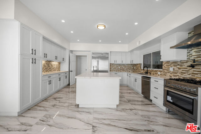 941 Yale Street, Santa Monica CA: https://media.crmls.org/mediaz/e0a0a0e4-b1aa-498f-8e8a-f9e85c783d10.jpg