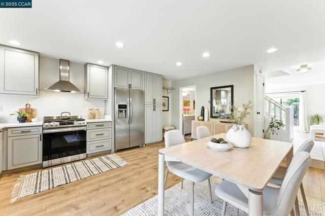 1660 San Luis Rd, Walnut Creek CA: https://media.crmls.org/mediaz/e0a25335-3c70-4fc0-a184-3cf478a4467d.jpg