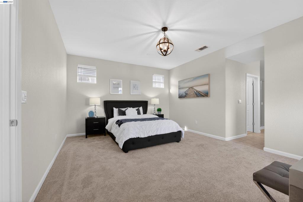 https://media.crmls.org/mediaz/e0a2636c-4be1-41c3-8ca4-74e6c8789b9a.jpg?preset=X-Large