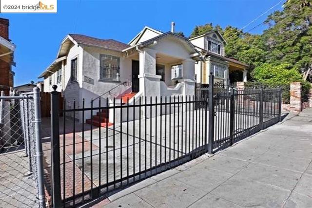 1993 38Th Ave, Oakland CA: https://media.crmls.org/mediaz/e0a2bc67-d779-400c-aa63-3f0222466a11.jpg