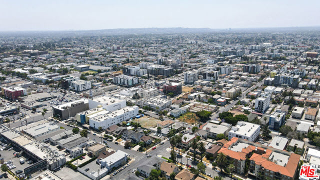 2963 San Marino Street, Los Angeles CA: https://media.crmls.org/mediaz/e0a2befb-7061-4b7f-ac07-eda3d939d2ef.jpg