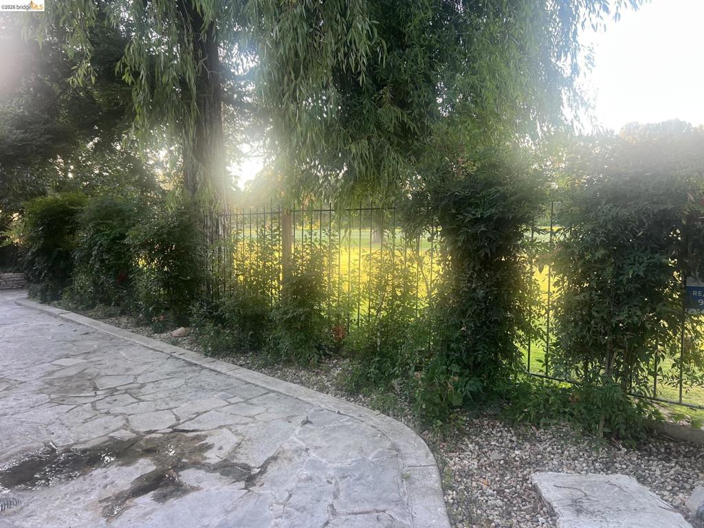 https://media.crmls.org/mediaz/e0a2f6b3-5698-4938-b208-ff6d996b98d0.jpg?preset=X-Large