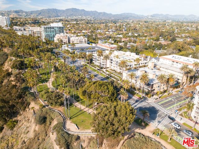723 Palisades Beach Road, Santa Monica CA: https://media.crmls.org/mediaz/e0a3b431-3021-4c54-8b3a-b0a93bbeedc1.jpg